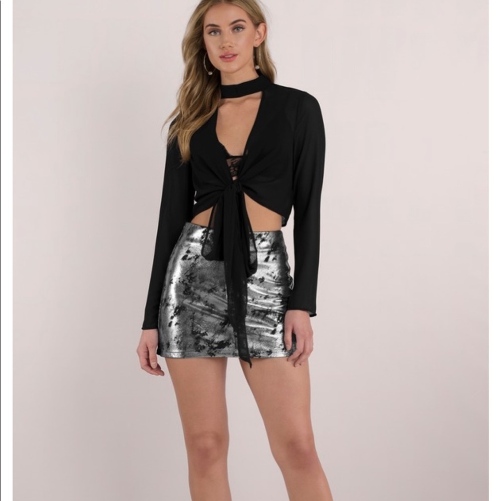 NWT MED LONDYN BLACK FRONT TIE CROP TOP